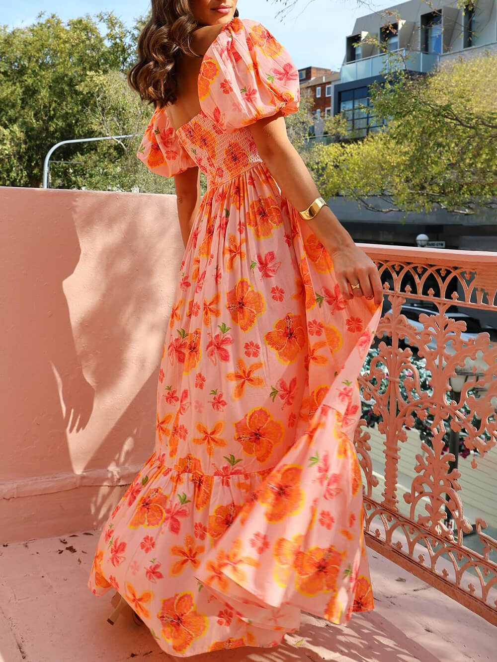 Vestido largo estampado de flores con mangas abullonadas