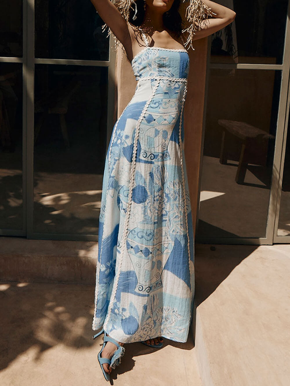 Vestido largo estampado de encaje con cuello halter