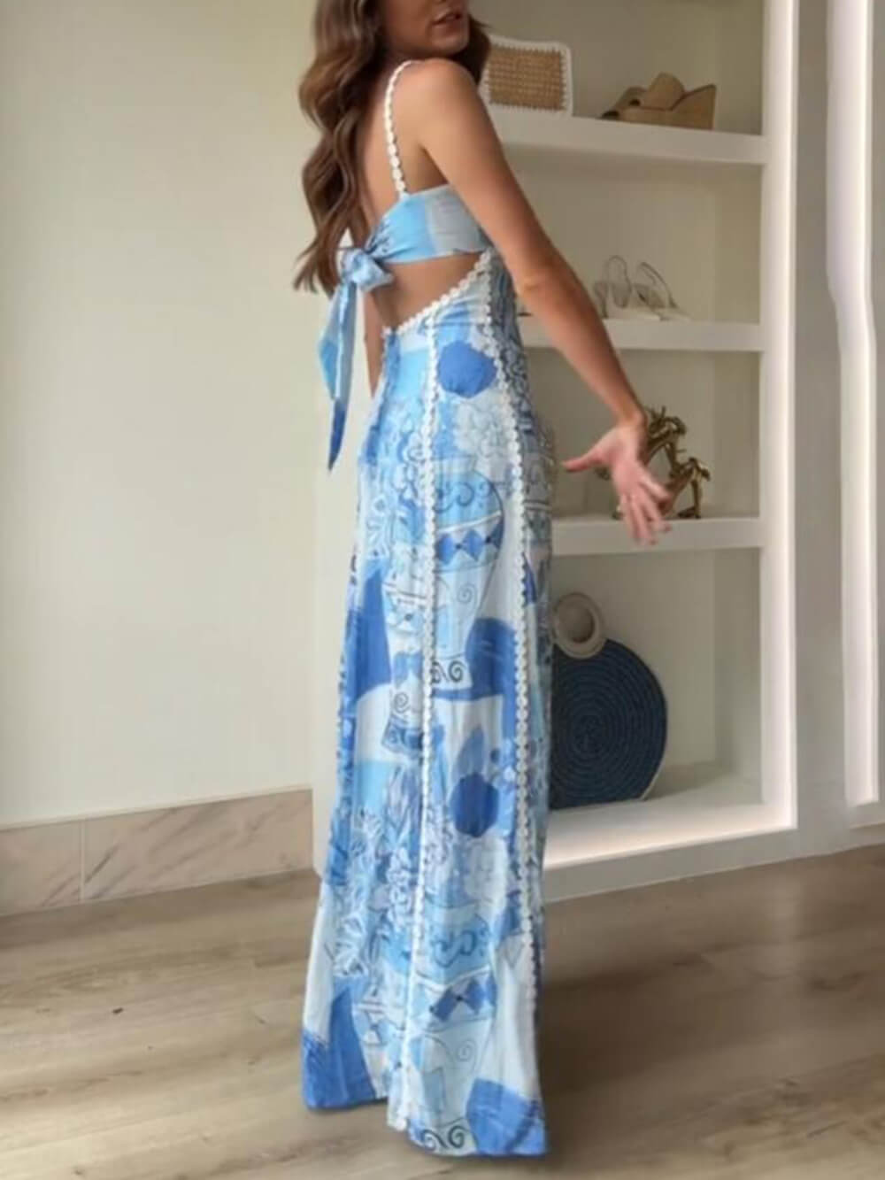 Vestido largo estampado de encaje con cuello halter