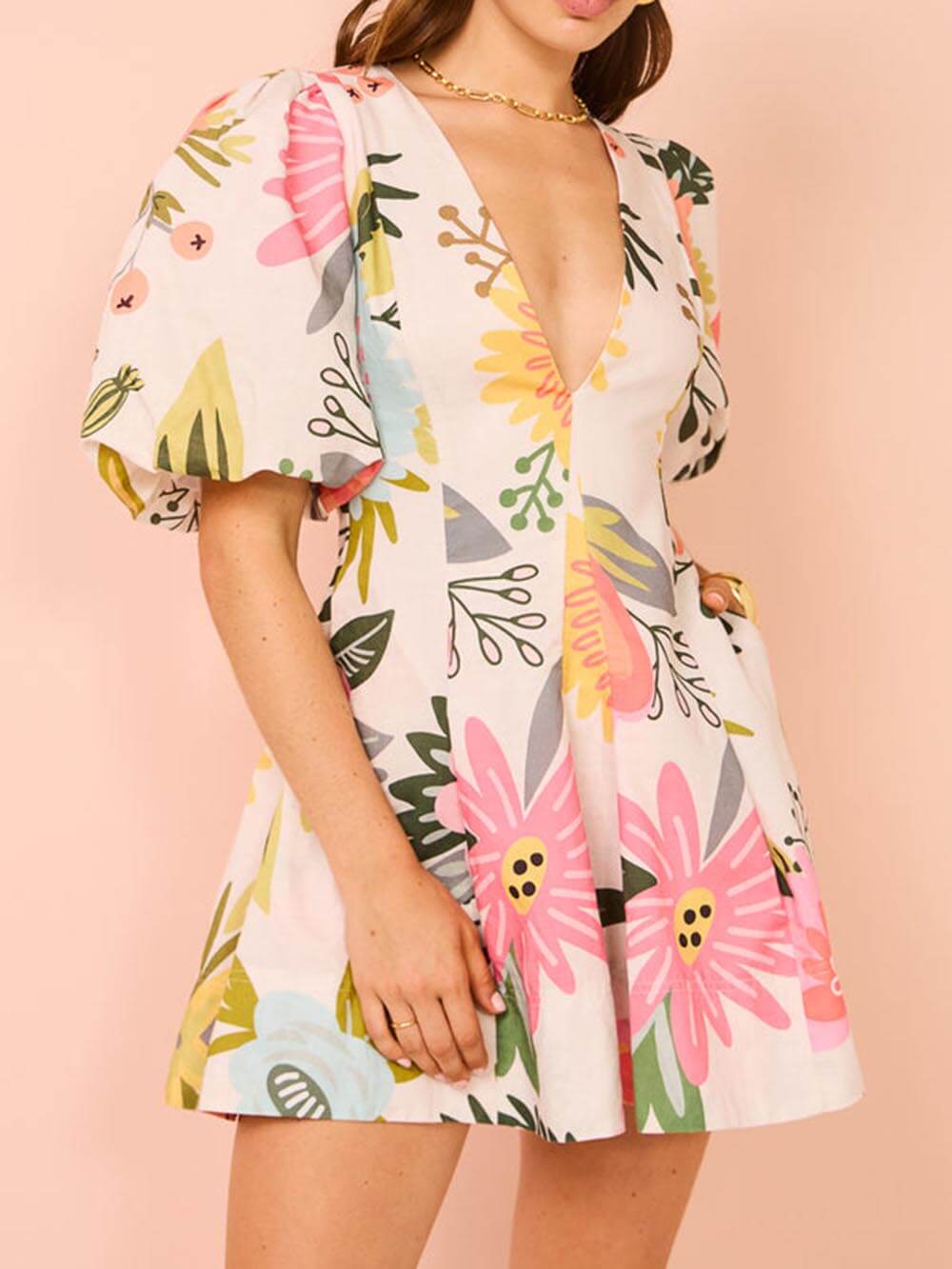 Vestido corto estampado de flores con mangas abullonadas