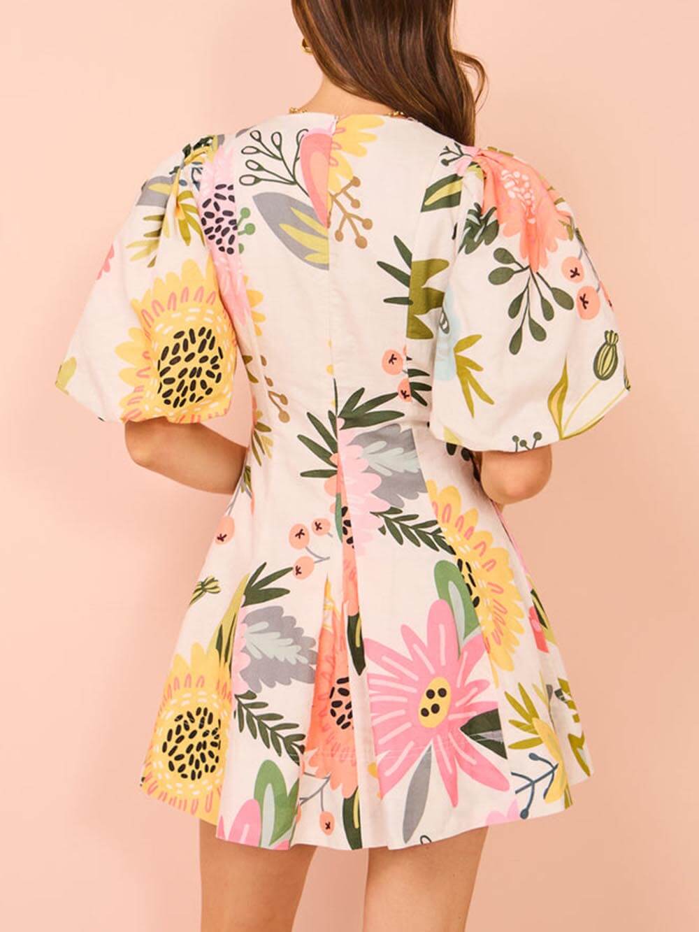 Vestido corto estampado de flores con mangas abullonadas
