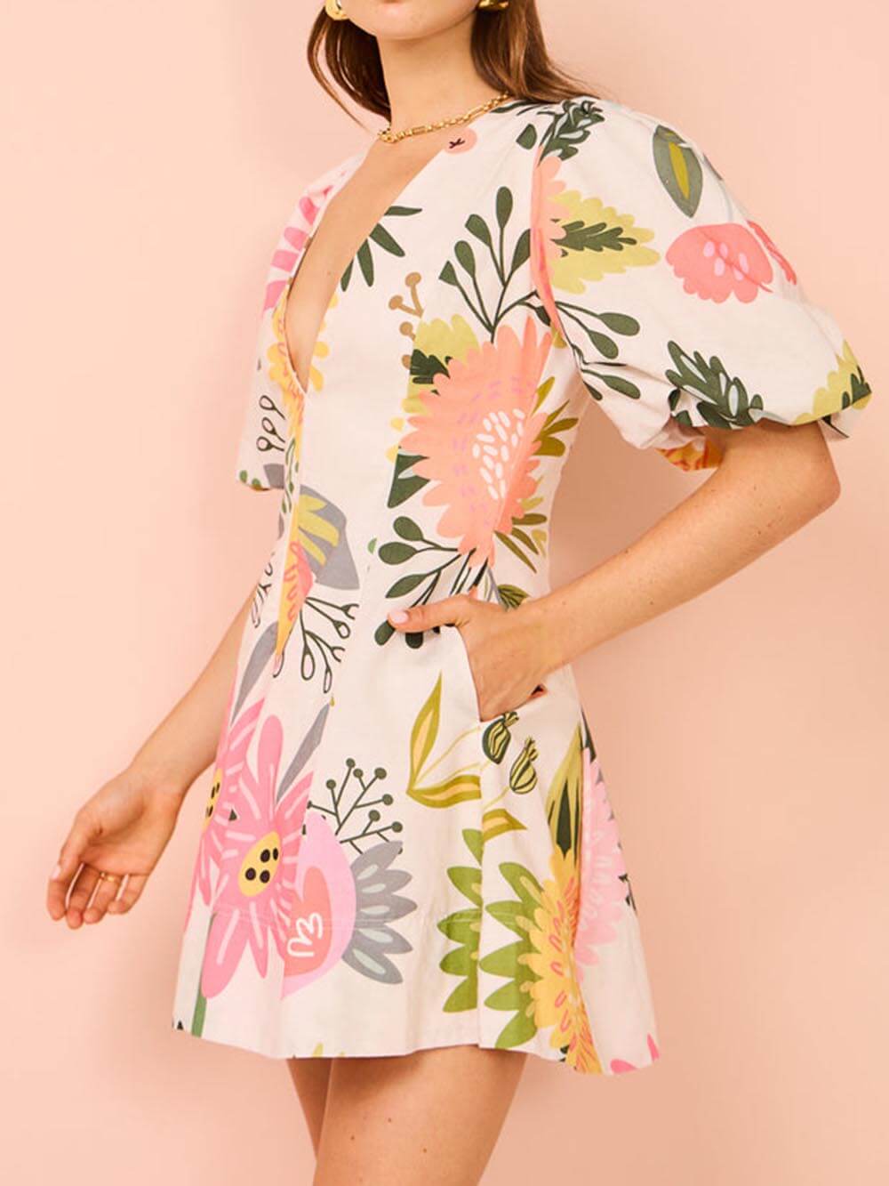 Vestido corto estampado de flores con mangas abullonadas