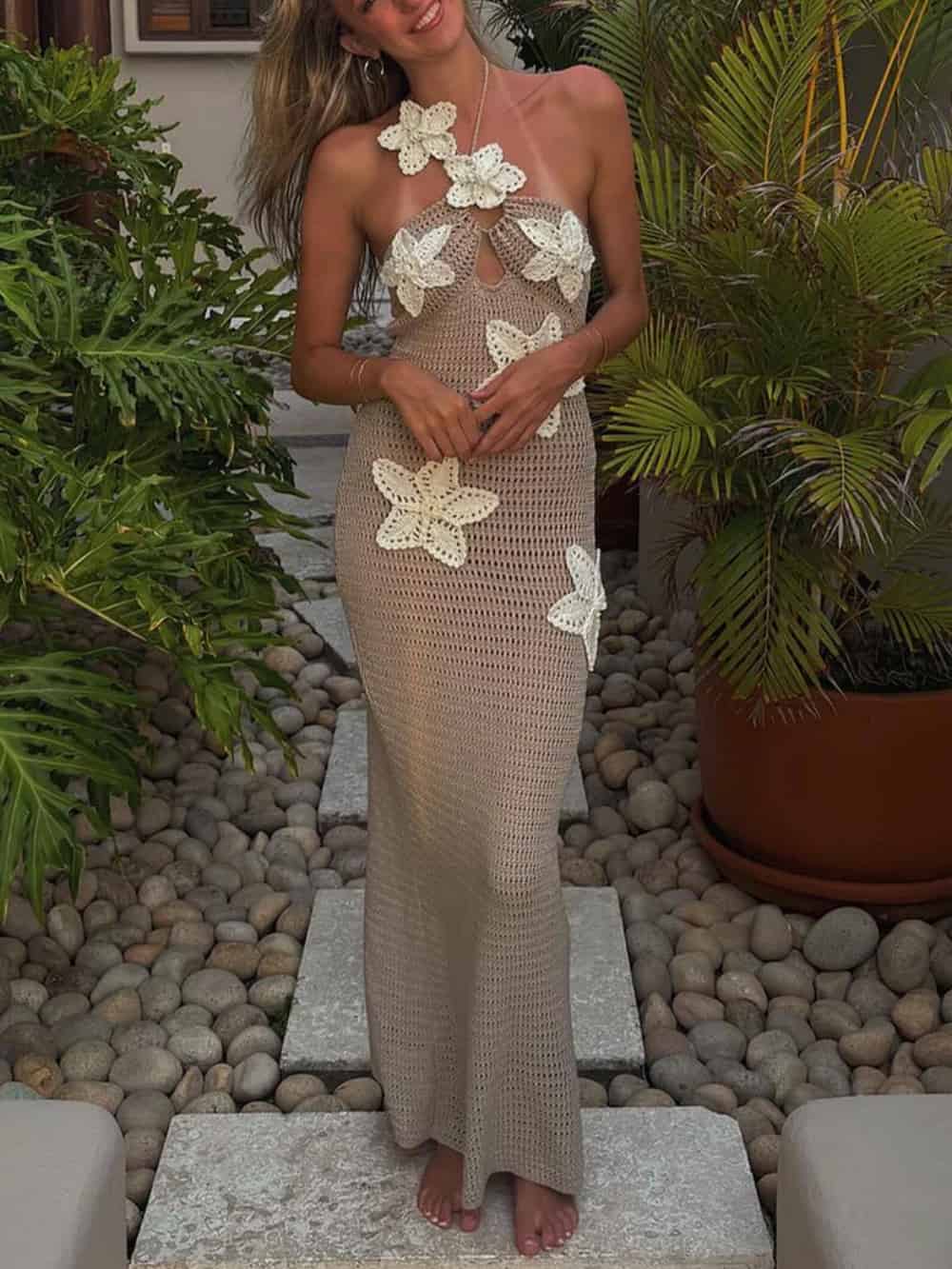 Vestido largo ajustado de crochet con cuello halter