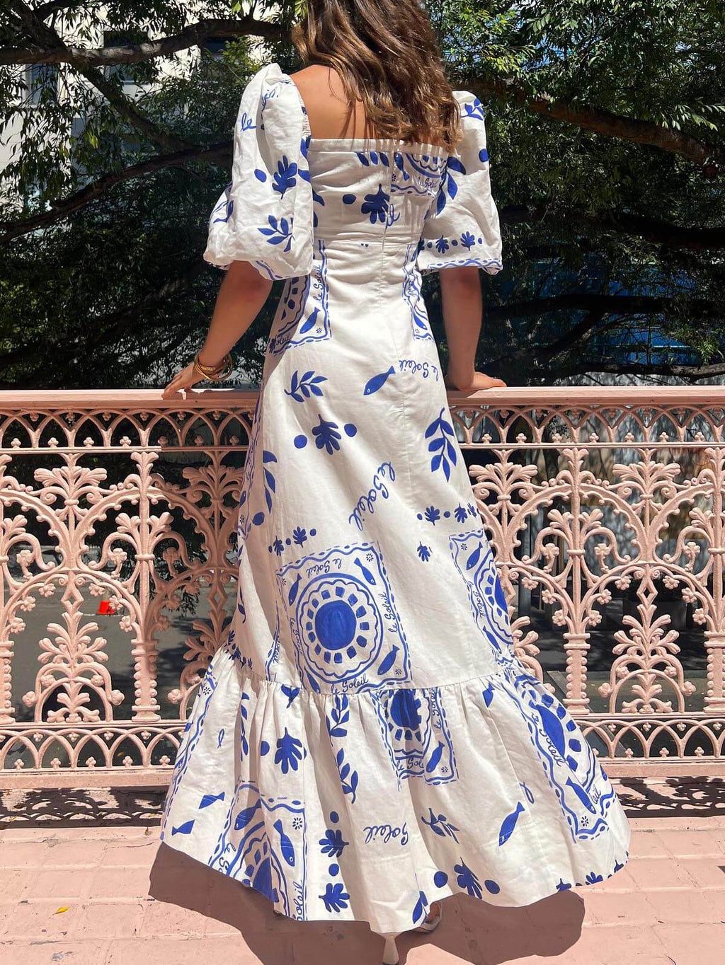 Vestido midi con mangas abullonadas